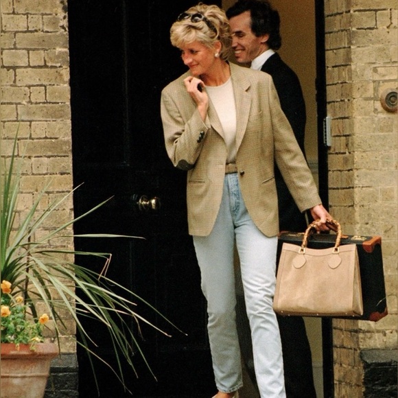 Gucci Suede Bamboo handle Diana handbag - Picture 2 of 16